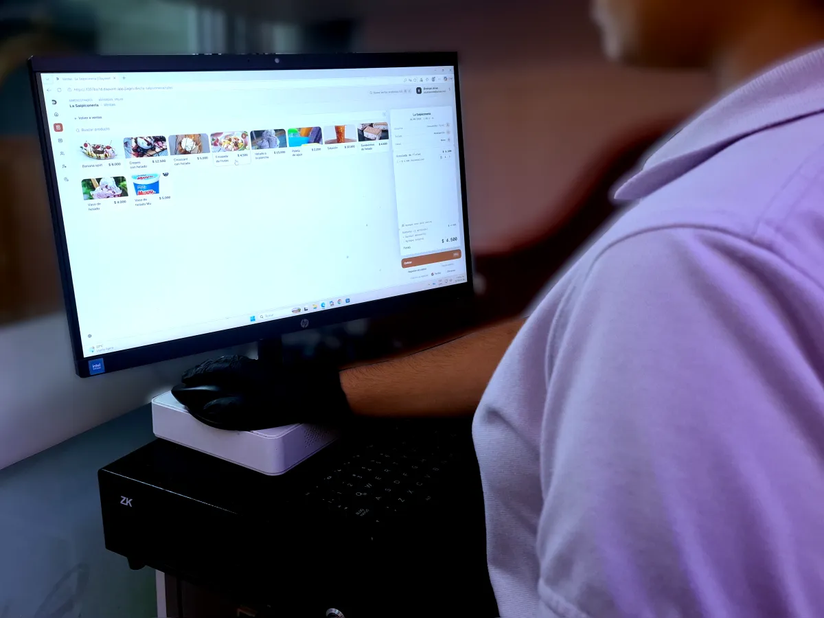 Una persona del equipo de Ice Cube registrando una venta en Dayvent desde el computador de la caja.